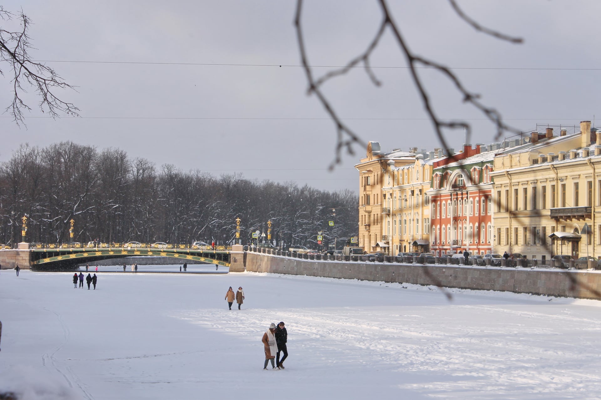 Walk along the winter Fontanka